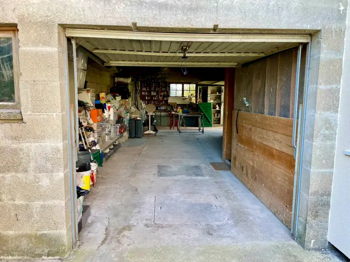 Intérieur du garage spacieux, Maison Charmont 51330