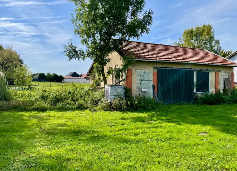 Baraquement de 75 m² en brique et parpaings, toit en tuiles, sur le terrain constructible